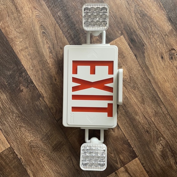 LED hardwired exit and emergency light - Picture 1 of 3